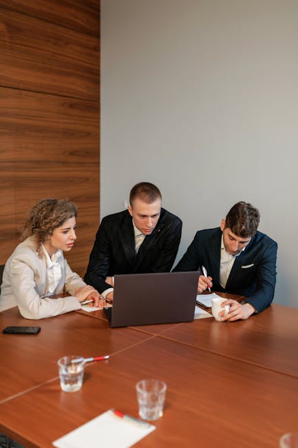 Сату менеджері ноутбук арқылы CRM-жүйемен жұмыс істейді