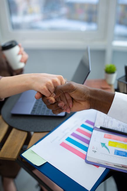 Менеджер CRM-жүйесінде сату көрсеткіштерін талдап отыр